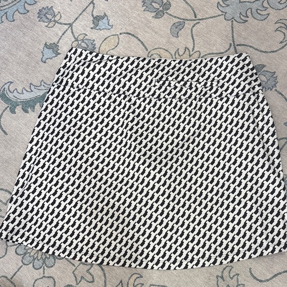 Nike Dri-Fit Black and White Patterned Athletic Skirt Built-In Shorts - Picture 6 of 6